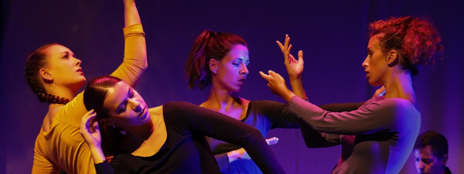 Collettivo The Lab durante lo spettacolo Gaia di Examina nel teatro San Giorgio di Udine