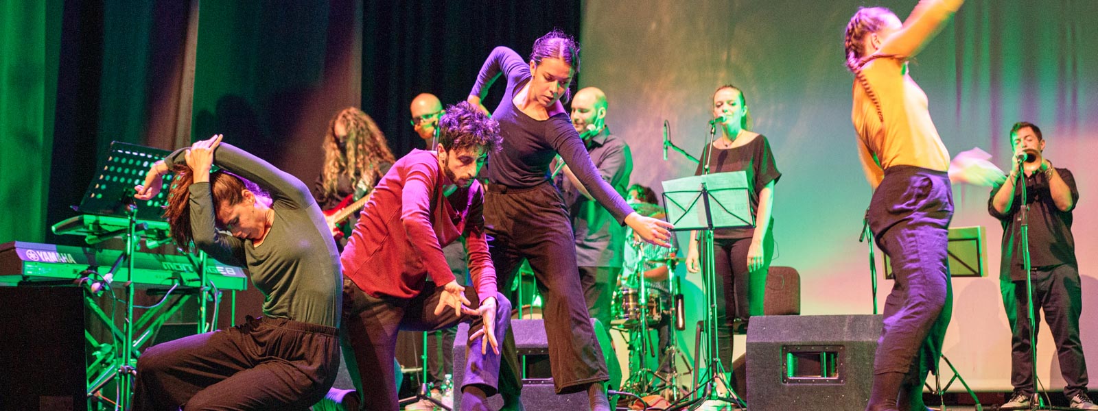 Musicisti Examina, collaboratori e Collettivo The Lab durante lo spettacolo Gaia a Udine