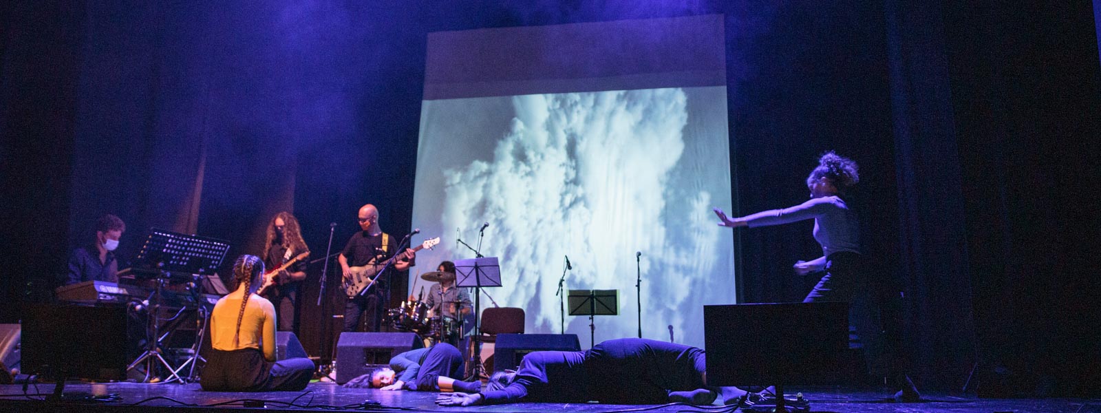Musicisti Examina, collaboratori e Collettivo The Lab durante lo spettacolo Gaia a Udine