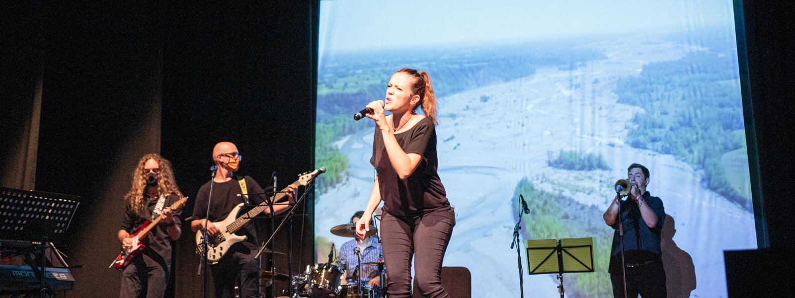Musicisti Examina, collaboratori e Collettivo The Lab durante lo spettacolo Gaia a Udine